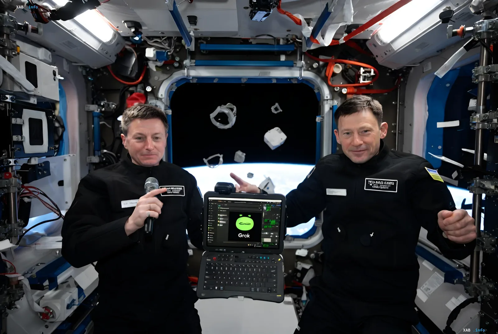 Космонавты на МКС демонстрируют ноутбук с логотипом Grok — искусственного интеллекта, запущенного на орбите для испытаний в качестве космического помощника