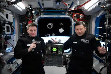 Космонавты на МКС демонстрируют ноутбук с логотипом Grok — искусственного интеллекта, запущенного на орбите для испытаний в качестве космического помощника
