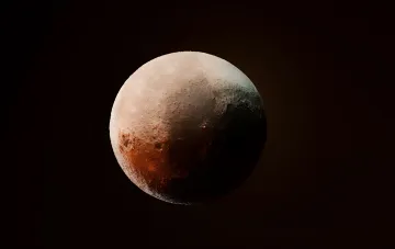 Планета Плутон, сфотографированная телескопом Джеймс Уэбб, демонстрирует неизвестное вещество на поверхности