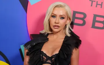 Christina Aguilera auf dem roten Teppich in einem schwarzen Spitzenkleid, das ihren Stil und ihre Liebe zu Matthew Rutler symbolisiert