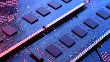 Makroaufnahme von Speicherchips auf blauem Hintergrund, die die Marktsättigung und das Risiko einer Überproduktion bis 2028 veranschaulichen