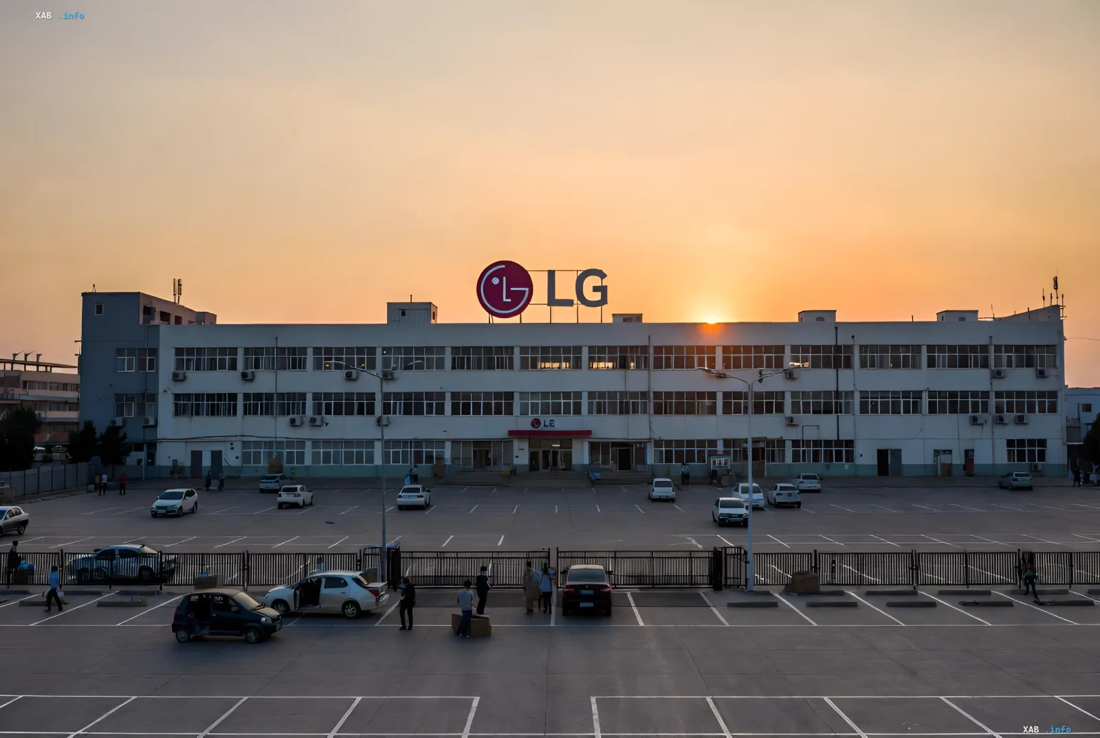 Фабрика LG Electronics у Хуэйчжоу, Китай, на заході сонця, що символізує кінець 33-річної історії заводу