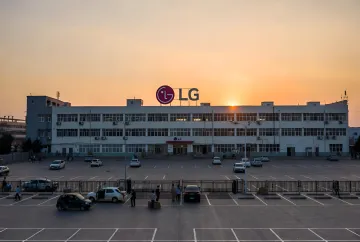 Фабрика LG Electronics у Хуэйчжоу, Китай, на заході сонця, що символізує кінець 33-річної історії заводу