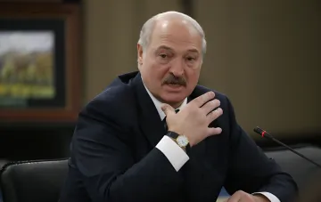 Олександр Лукашенко під час засідання жестом підкреслює загрозу відправки некомпетентних працівників на кордон з Україною