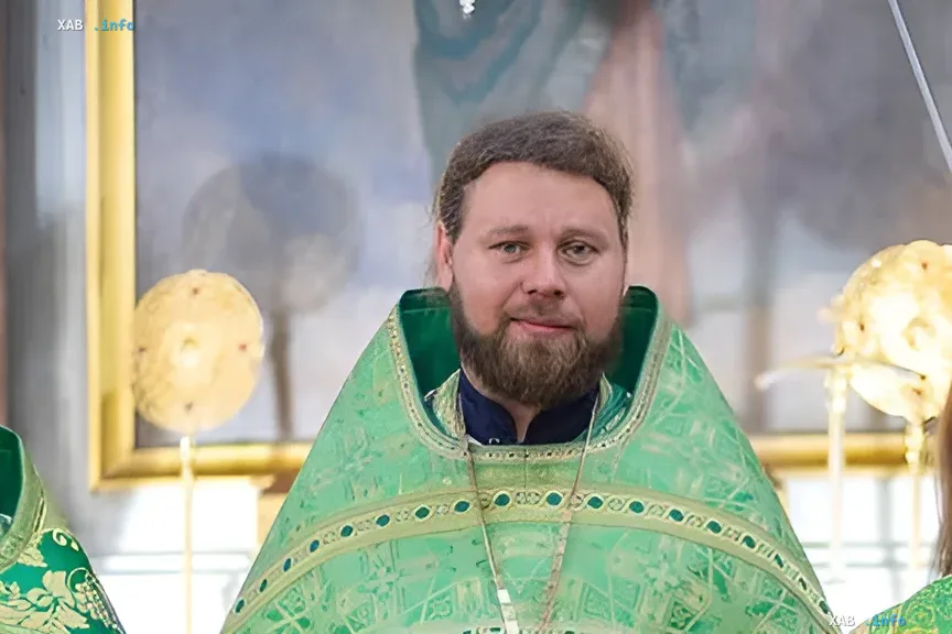 Клірик Сумської єпархії в зеленому одягу перед відправкою до військової частини після ВВК в Одесі