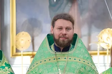 Клірик Сумської єпархії в зеленому одягу перед відправкою до військової частини після ВВК в Одесі
