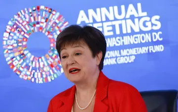Christine Lagarde, Geschäftsführerin des IWF, vor dem Logo der jährlichen Treffen des IWF und der Weltbank in Washington, was die Genehmigung einer neuen Tranche für die Ukraine symbolisiert