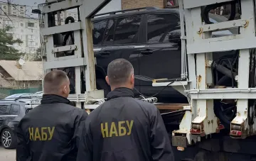 Сотрудники НАБУ осматривают автомобиль, изъятый в ходе расследования хищений на 150 миллионов гривен в Нацгвардии