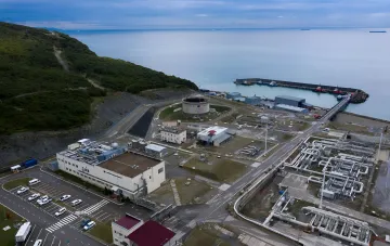 Аэрофотосъемка нефтяного терминала у побережья с танкерами и трубопроводами, иллюстрирующая уязвимость экспорта нефти Казахстана из-за атак в Черном море