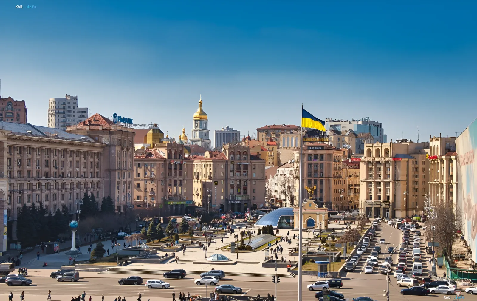 Panorama des Maidan der Unabhängigkeit in Kiew mit ukrainischer Flagge und goldenen Kuppeln, die das Stadtzentrum symbolisiert, wo sich durch den Krieg die Wohnraumwahl verändert hat
