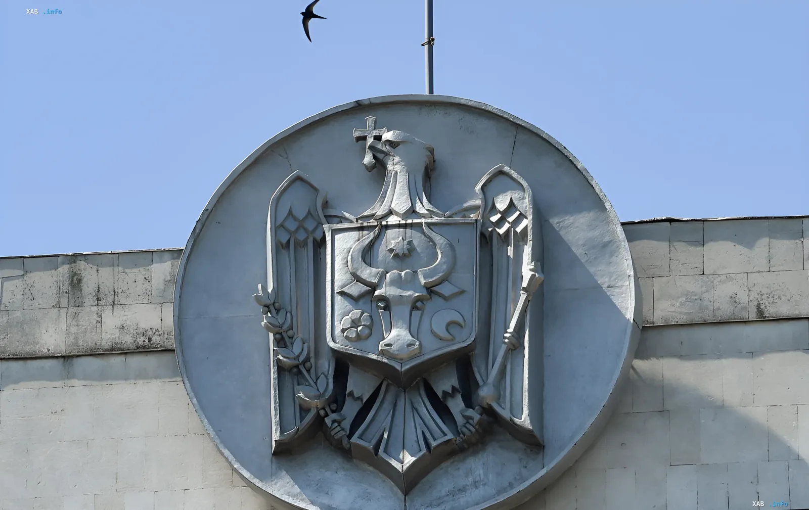 Герб Молдовы на фасаде здания: символ государственности в контексте евроинтеграции и политических реформ