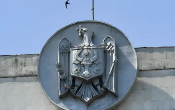 Герб Молдовы на фасаде здания: символ государственности в контексте евроинтеграции и политических реформ