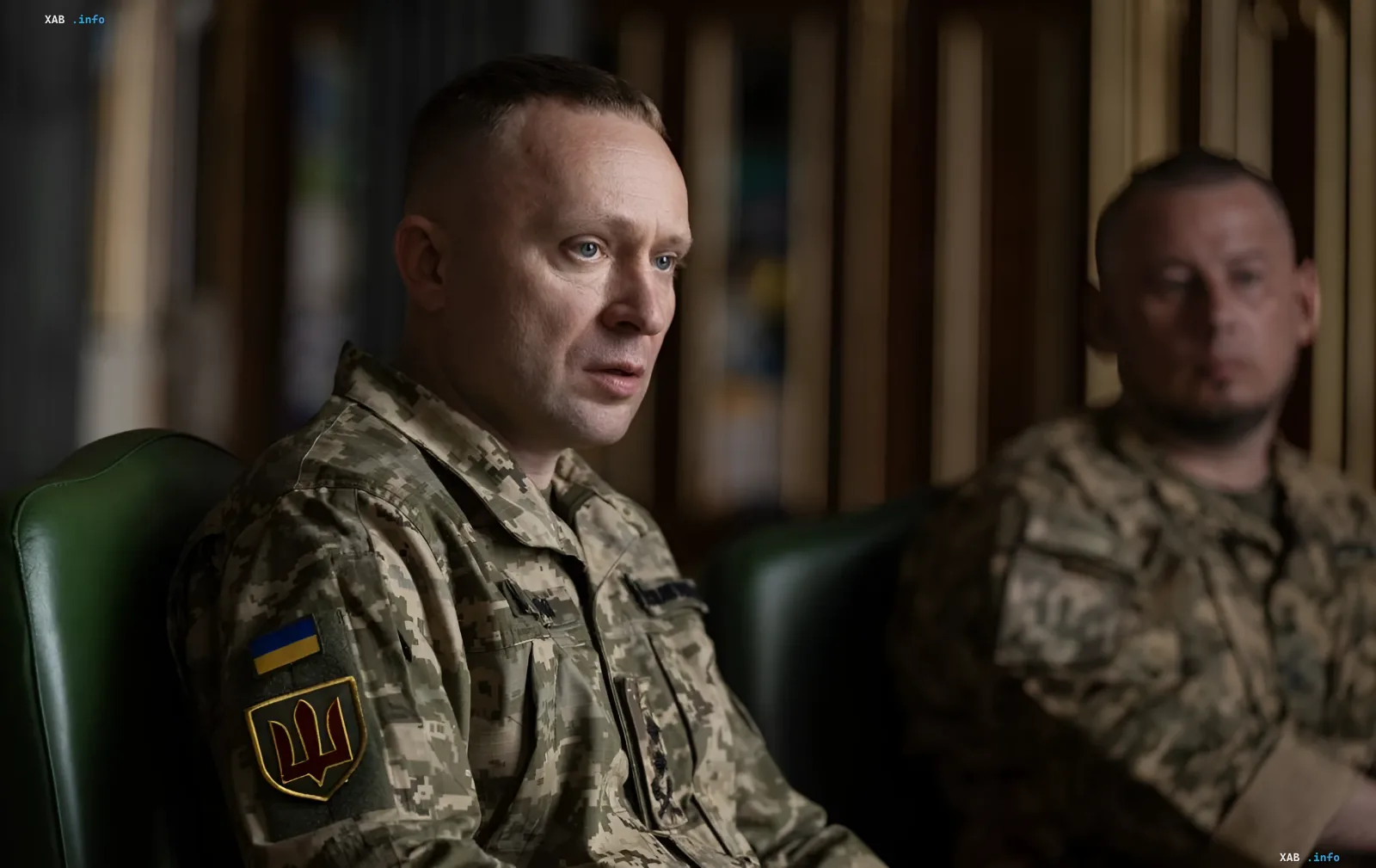 Генерал-майор Михаил Драпатый, новый главнокомандующий ВСУ, в камуфляжной форме с украинским флагом и эмблемой на рукаве, сидит в офисе во время официального интервью