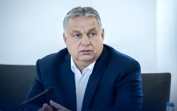 Прем'єр-міністр Угорщини Віктор Орбан під час виступу на тлі новин про обшуки прокуратурою у штаб-квартирі партії Фідес