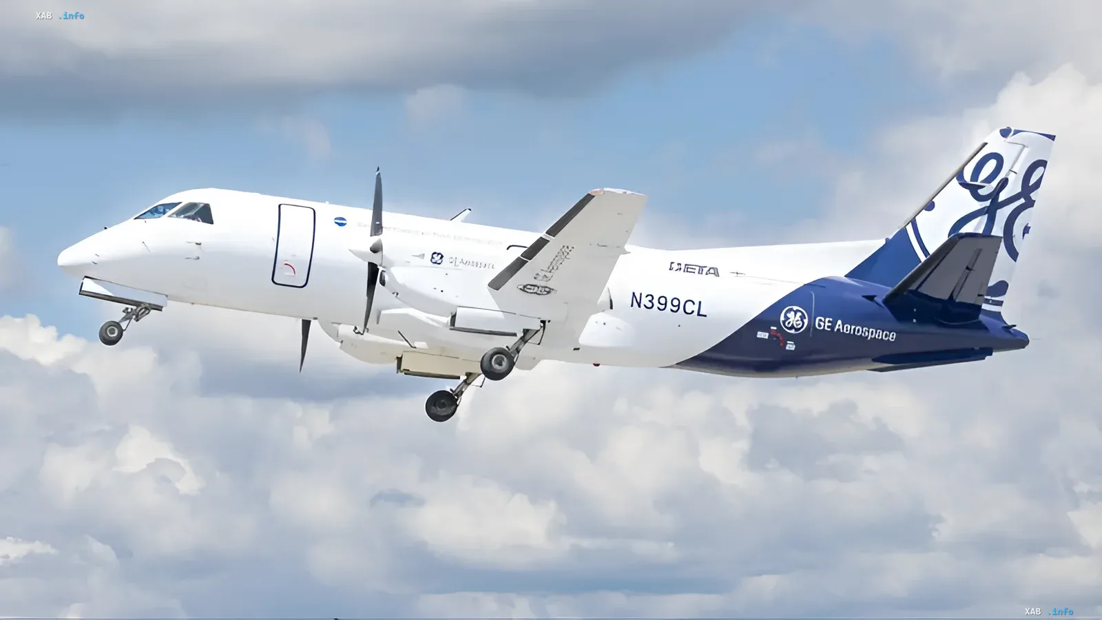 Гибридный самолет GE Aerospace в полете на высоте 9000 метров, демонстрирующий прорыв в авиационных технологиях