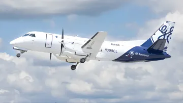 Гибридный самолет GE Aerospace в полете на высоте 9000 метров, демонстрирующий прорыв в авиационных технологиях