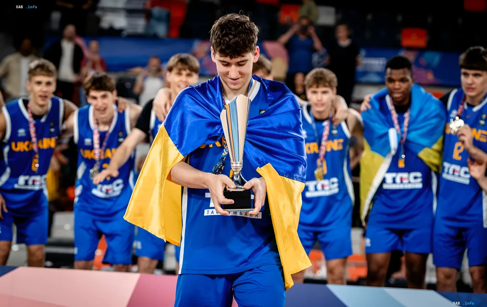 Українська збірна U-20 з трофеєм та прапором: перемога юніорів не гарантує місце в головній команді