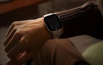 Розумні годинники Redmi Watch 6 Active на зап'ясті: мінімалістичний дизайн та великий цифровий дисплей з показом часу 10:09