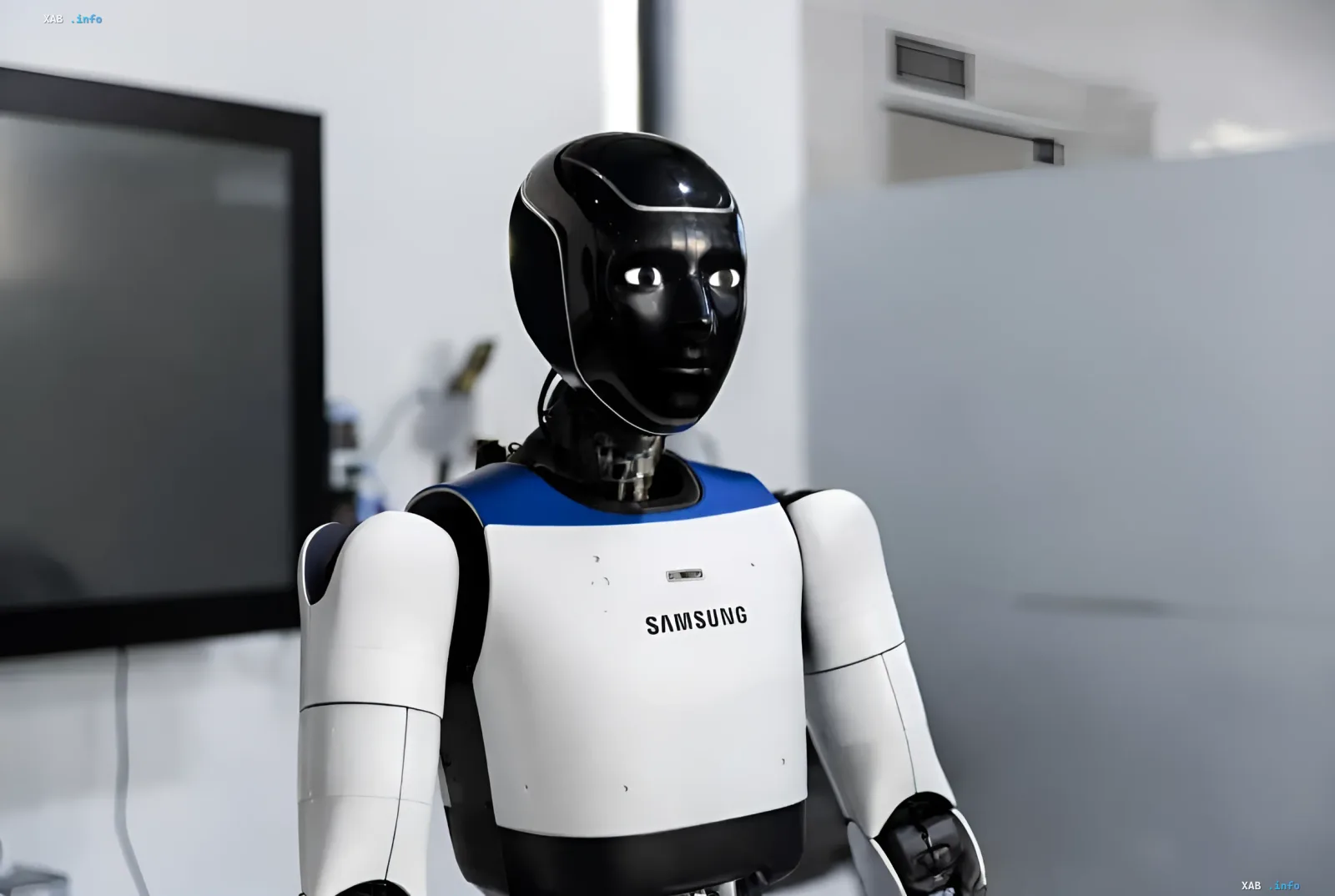 Samsung-Roboter mit Logo auf der Brust, der die Entwicklung der Robotik in der neuen RX-Abteilung zeigt