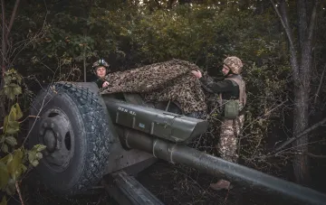 Українські артилеристи маскують 152-мм гаубицю Д-20 у лісі на Сумському напрямку
