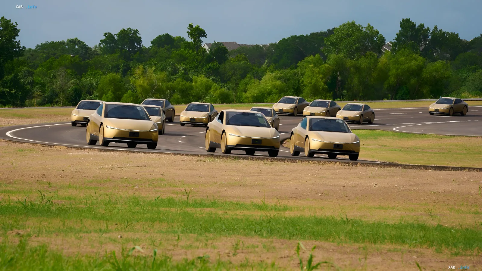 Флот золотих прототипів Tesla Cybercab їде по тестовому треку, ілюструючи концепцію автономного роботаксі без залежності від інтернету Starlink
