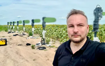 Техник тестирует систему РЭБ в поле для защиты от дронов типа «Шахед»