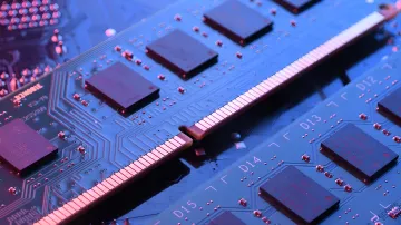 Модулі оперативної пам'яті DDR5 на друкованій платі, що ілюструють дефіцит і зростання цін на пам'ять через бум ШІ у 2026 році