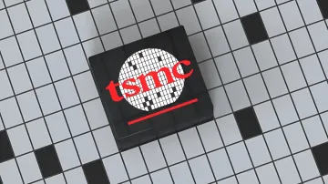 TSMC-Logo auf einem Schachbrett-Hintergrund, das strategische Änderungen in Taiwans Energiepolitik symbolisiert