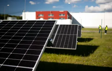Solarpanele vor einem Industriegebäude: Ukraine erhöht Kapazitäten der grünen Energieerzeugung