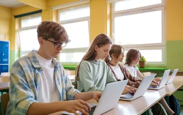 Студенти за ноутбуками в класі: відстеження рейтингу та шансів на вступ до ВНЗ 2026