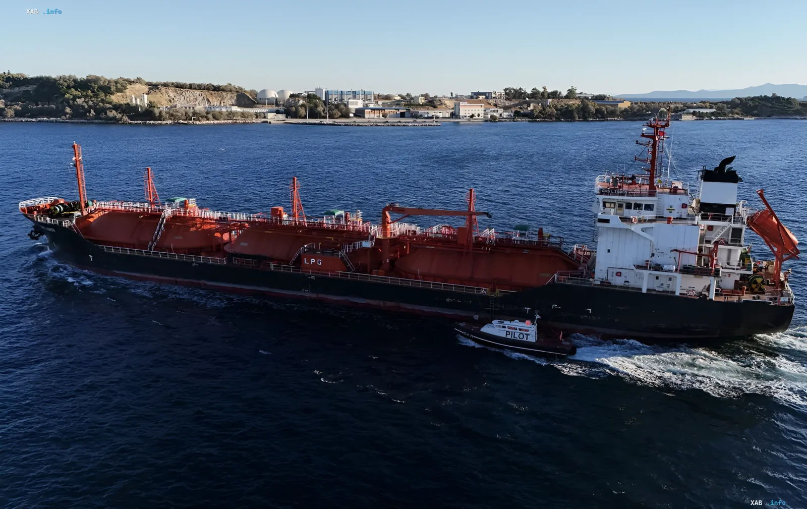 Танкер Gas Lisbon в море с пилотской лодкой рядом, иллюстрирующий инцидент с взрывом у берегов Румынии