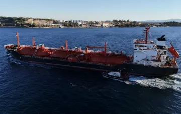 Танкер Gas Lisbon в море с пилотской лодкой рядом, иллюстрирующий инцидент с взрывом у берегов Румынии