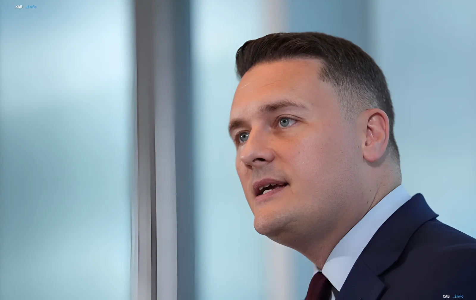 Wes Streeting, der neue Leiter des britischen Verteidigungsministeriums, in einem Anzug vor einem hellen Innenraum