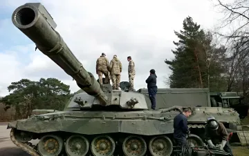 Britische Militärangehörige inspizieren einen Challenger 2 Panzer, der die militärische Unterstützung der Ukraine durch den neuen Verteidigungsminister Wes Streeting symbolisiert