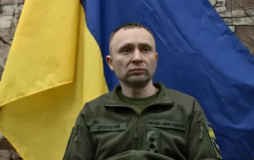 Новый главнокомандующий ВСУ в военной форме на фоне украинского флага