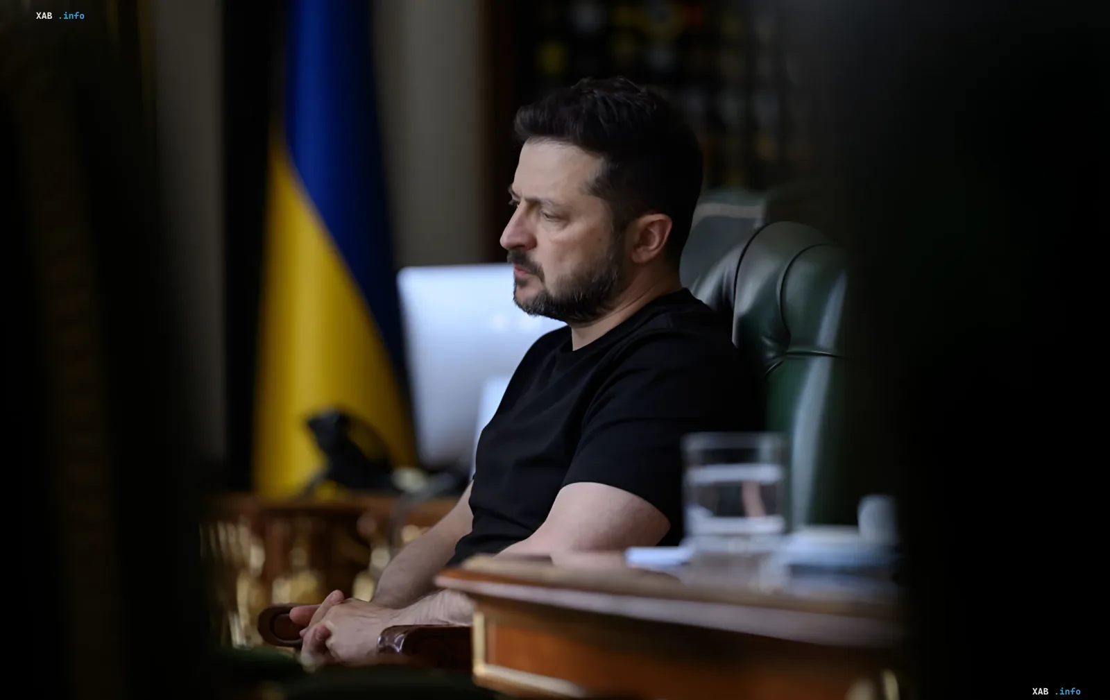 Президент України Володимир Зеленський в кабінеті під час обговорення ситуації на сході