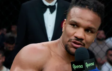 Zhan Belenyuk nach seinem MMA-Debüt: Interview im Octagon mit Arena-Mikrofon