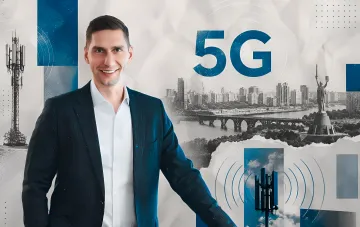 Мужчина в деловом костюме на фоне коллажа с символом 5G, городским пейзажем Киева и базовыми станциями — иллюстрация запуска пилота 5G в Киеве