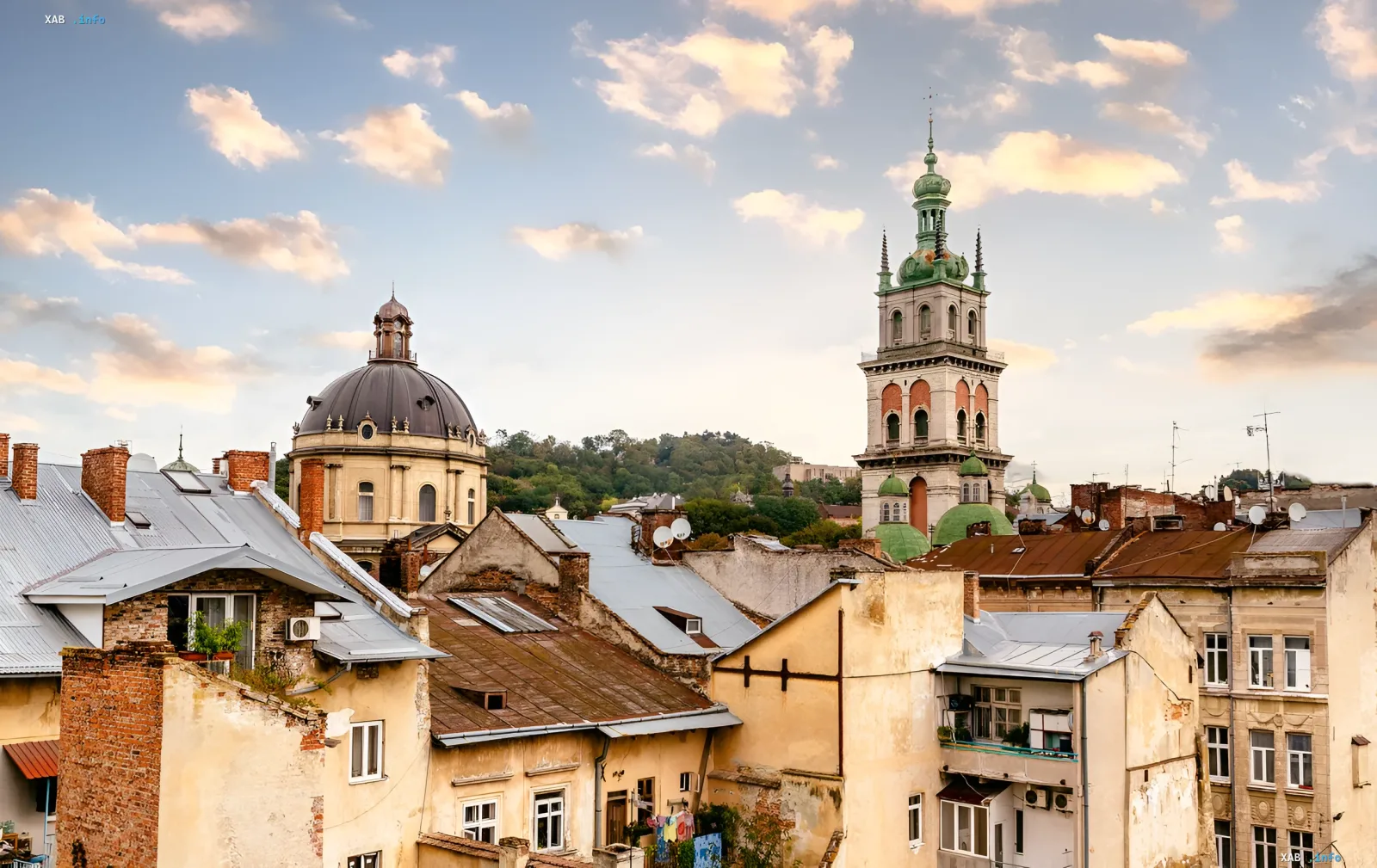 Panorama von Lwiw mit historischen Gebäuden und Kirchenkuppeln vor Sonnenuntergang — Symbol steigender Mietpreise in der Stadt