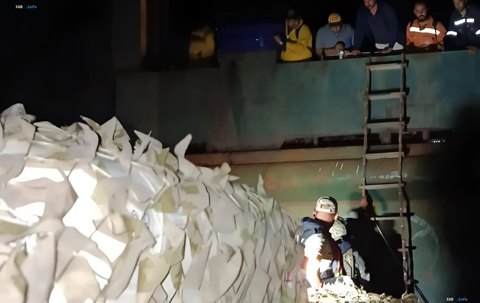 Спасательная операция на борту поврежденного балкера Golden Rose в Черном море ночью