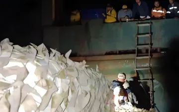 Спасательная операция на борту поврежденного балкера Golden Rose в Черном море ночью