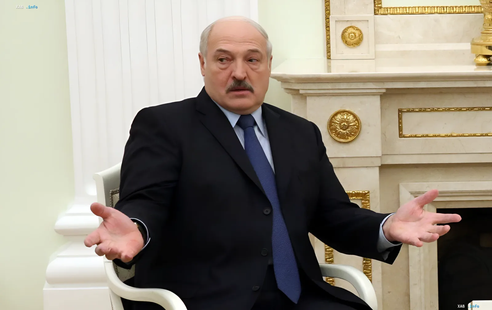Александр Лукашенко в официальной обстановке жестикулирует, демонстрируя уверенность в отсутствии угрозы со стороны Украины и НАТО