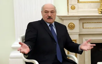 Александр Лукашенко в официальной обстановке жестикулирует, демонстрируя уверенность в отсутствии угрозы со стороны Украины и НАТО