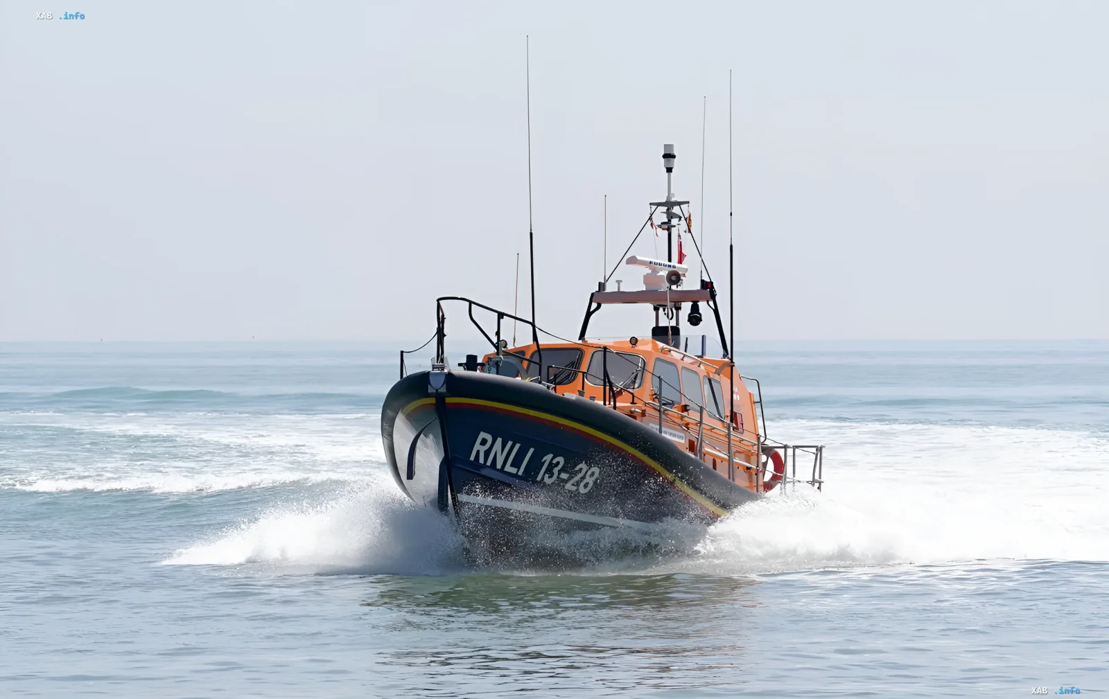 Спасательный катер RNLI на волнах Черного моря: иллюстрация к новости о обезвреживании дрона болгарскими ВМС у Ахтополя