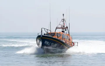 Спасательный катер RNLI на волнах Черного моря: иллюстрация к новости о обезвреживании дрона болгарскими ВМС у Ахтополя