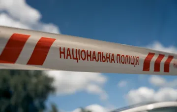 Полосатая лента «НАЦІОНАЛЬНА ПОЛІЦІЯ» на фоне голубого неба — символ ограничений движения в Киеве 23 июля из-за визита иностранных делегаций