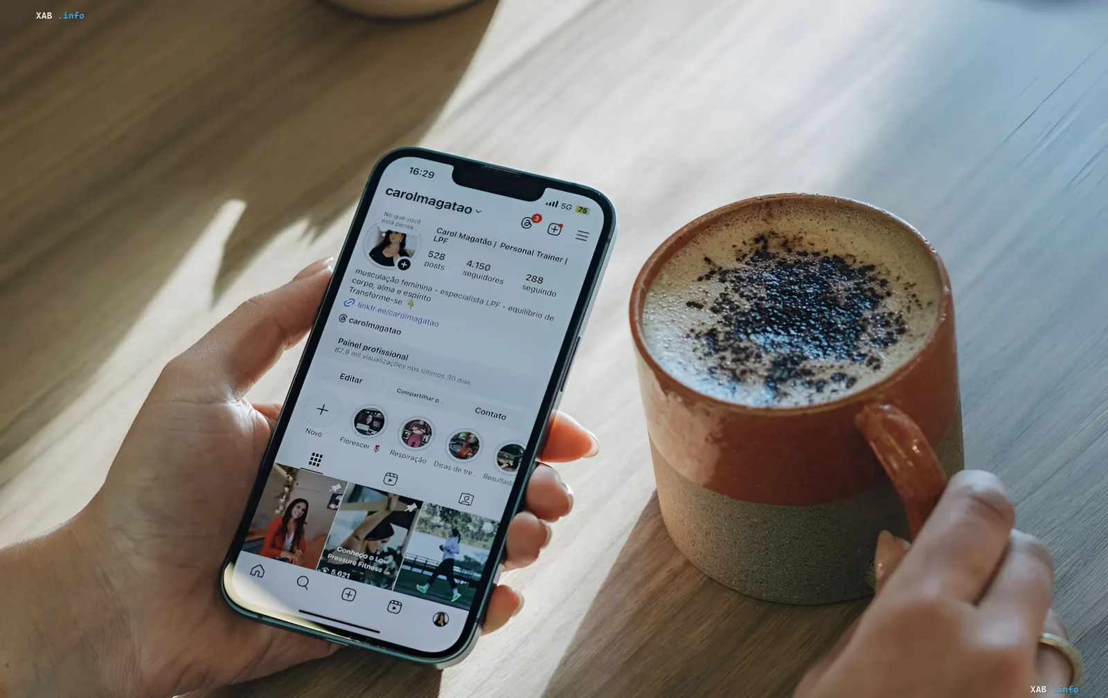 Frau sieht Instagram-Profil auf Smartphone neben Kaffeetasse — Illustration zum Artikel über Meta-Kontosperrungen ohne Erklärung und Nutzerschutz in der EU