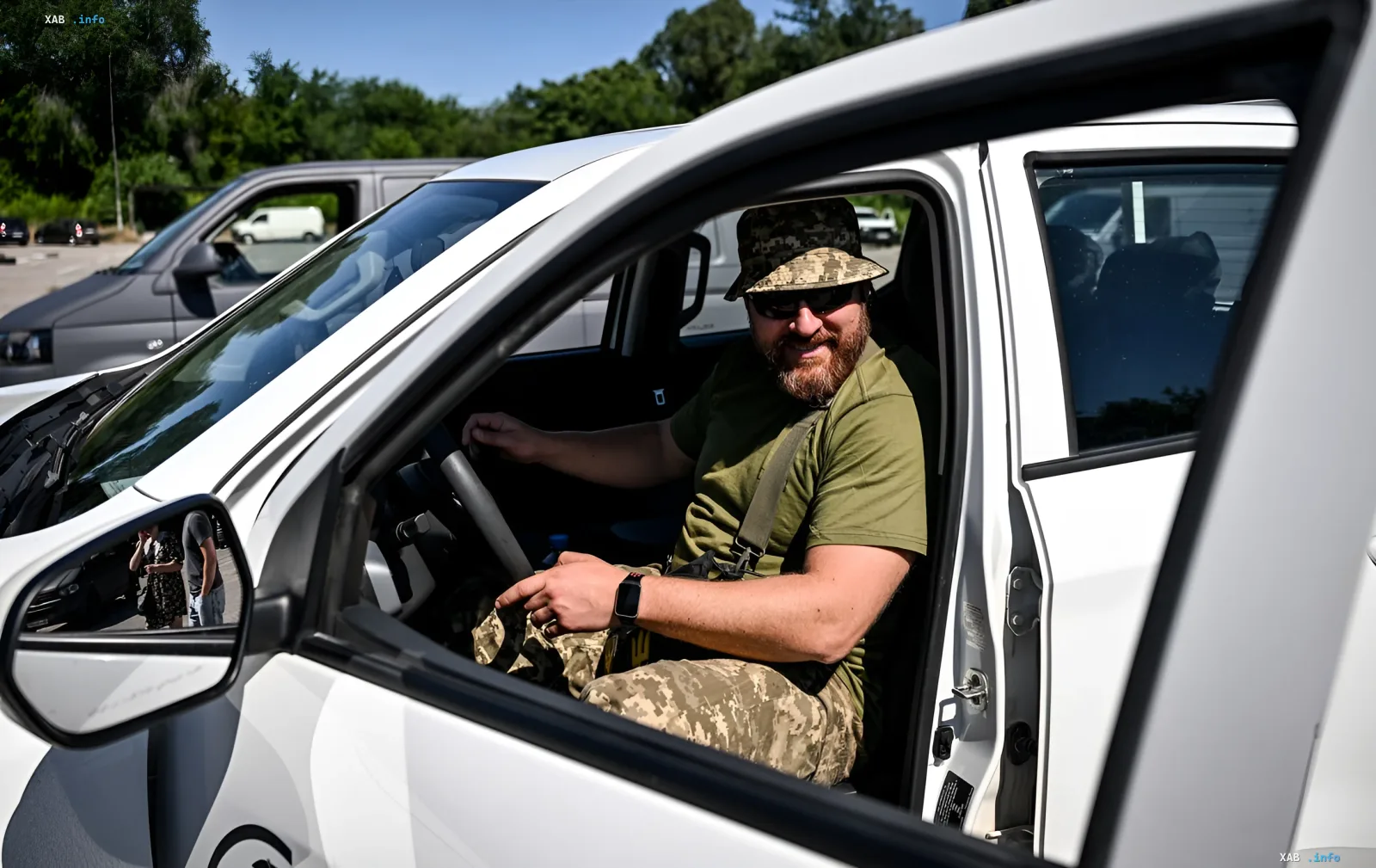 Militärpersonal in Tarnkleidung sitzt am Steuer eines weißen Autos, was die neuen Regeln der ukrainischen MVS für die Registrierung von humanitären Fahrzeugen illustriert – ein Fahrzeug pro Soldat