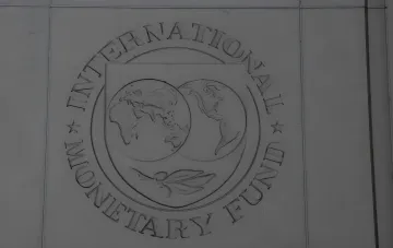 Эмблема Международного валютного фонда (МВФ) на фасаде здания, символизирующая решение о переносе дедлайна по введению НДС в Украине