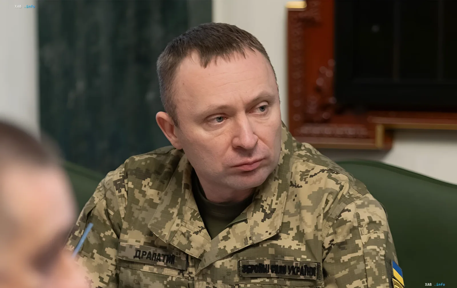 Генерал-лейтенант Сергей Драпатий в военной форме, обсуждающий стратегию в офисе